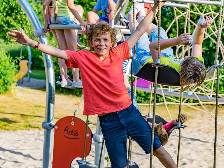 Kaiser & Kühne Actio Spielplatz mit Klettergerüst und Kind