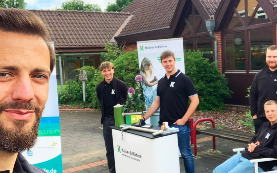 Mitarbeiter an einem Stand auf der BBS Nienburg, von Kaiser und Kühne
