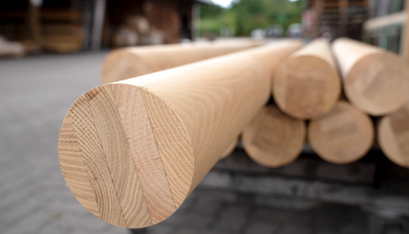 Brochure-Kindergarten_Material_wood Wooden beams on a cart