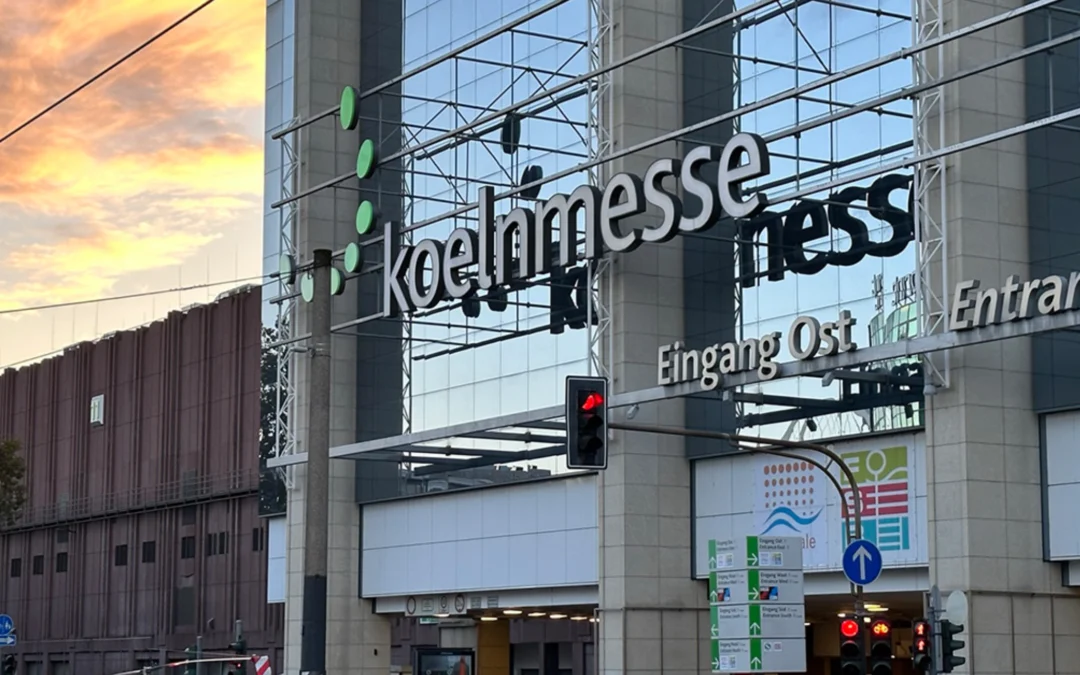 Eingang der Messe in Köln bei Dämmerung