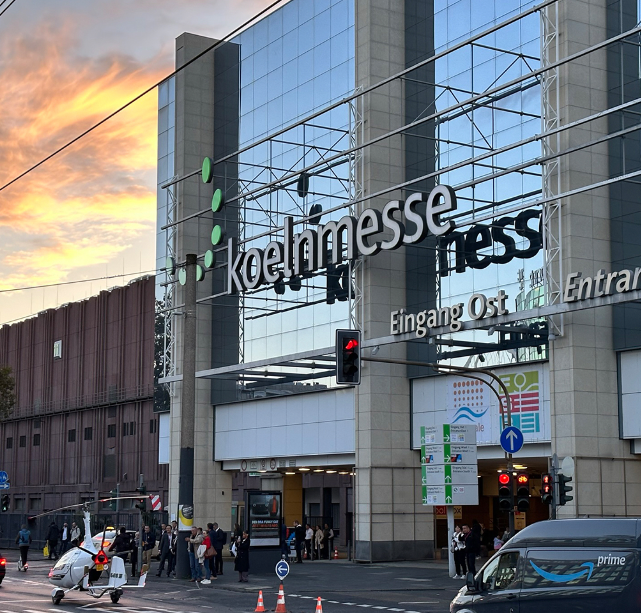 Eingang der Messe in Köln bei Dämmerung