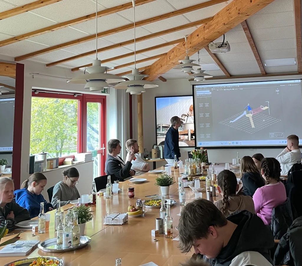 Eine Präsentation an die Kinder über die Herstellung von Spielgeräten
