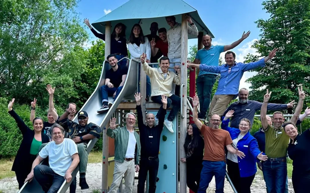 Kaiser und Kühen und Pro Urba Mitarbeiter auf einer Kaiser und Kühne Rutsche, Teamfoto