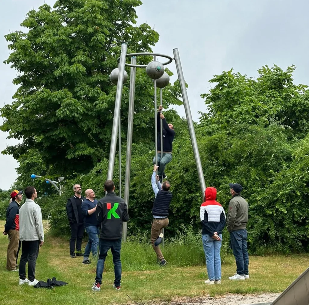 Workshop on a play equipment, employees of Kaiser and Kühne and Pro Urba try their hand at a device and climb up