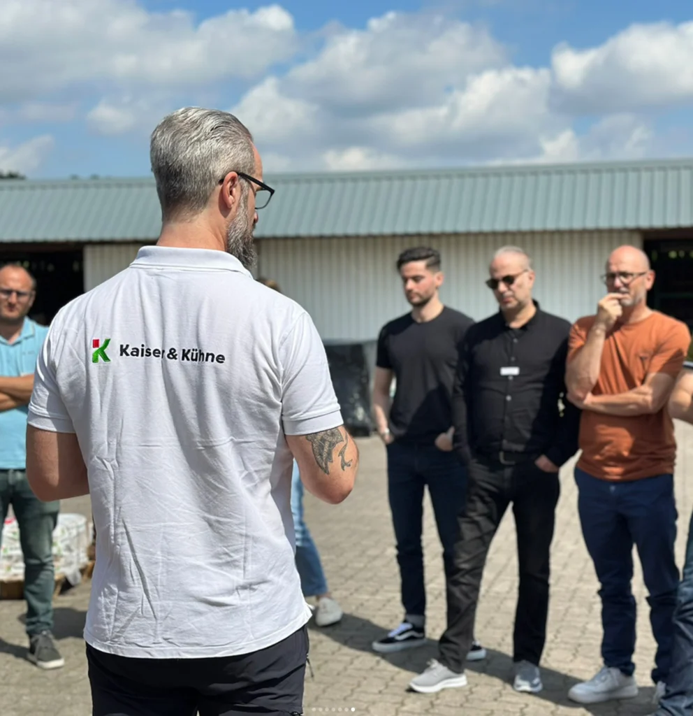Kaiser and Kühne employee explains something to the newcomers from Pro Urba