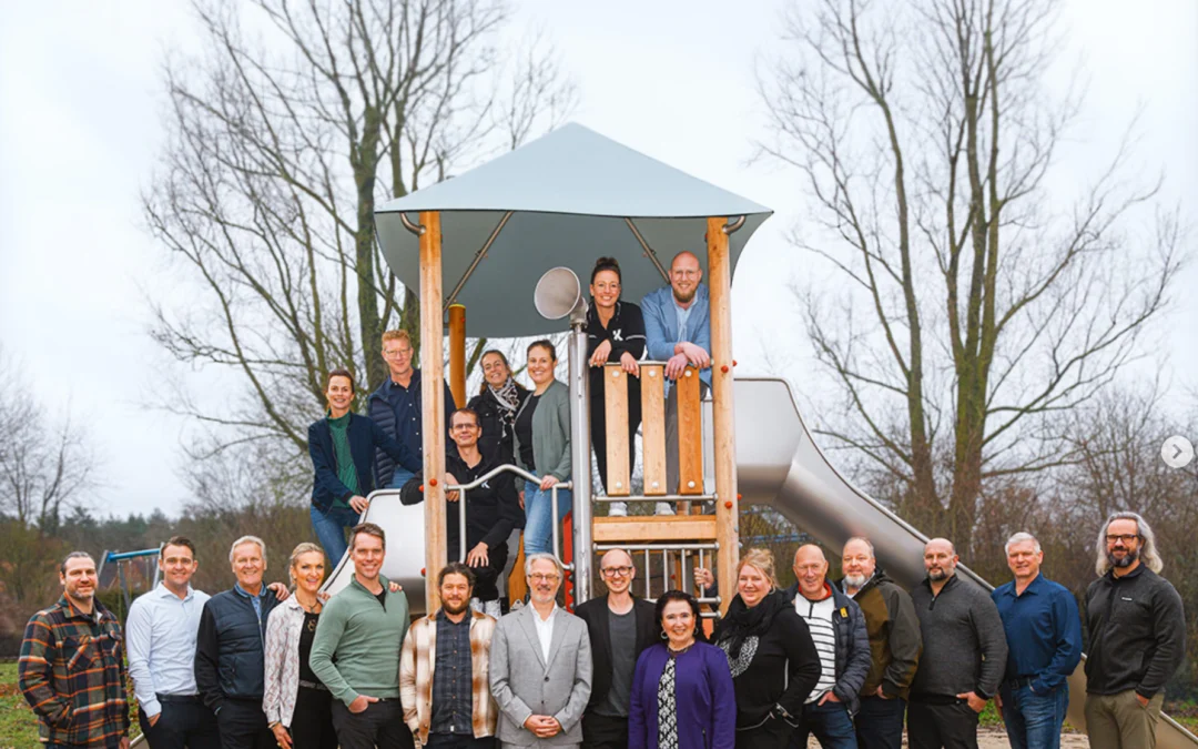 Handelsvertretertagung 2024, Gruppenfoto an einem Spielplatz mit Kaiser und Kühne Mitarbeitern