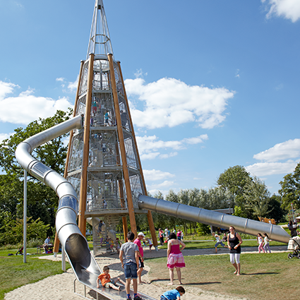 Gartenschaupark, hoher Turm mit Rutschen und spielenden Kindern